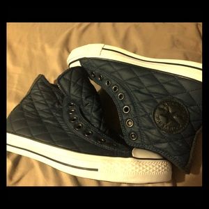 Converse high top women’s 9  men’s 7 shoe